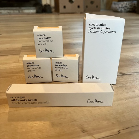 Ere Perez | 3 Arnica Concealer | Honey eyelash curler and make up bush - Picture 1 of 3